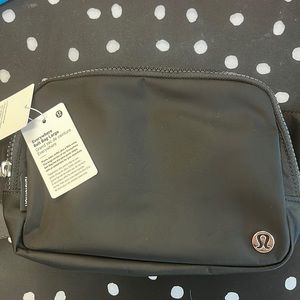 Lululemon everywhere belt bag black NWT